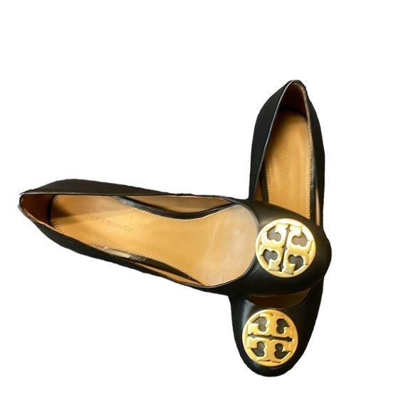 EUC Tory Burch Chelsea black leather heels with gold logo buckle, size 6 - Picture 7 of 9